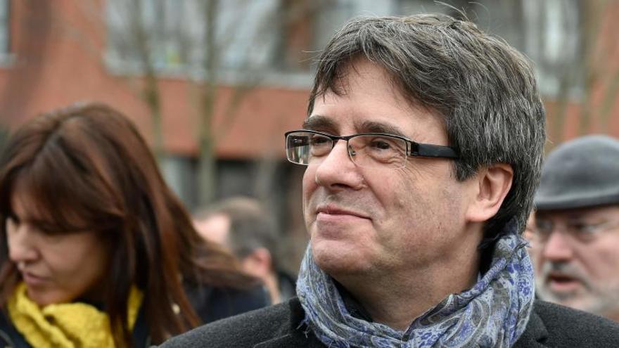 Puigdemont y los consejeros huidos renuncian a delegar su voto hoy en el Parlament