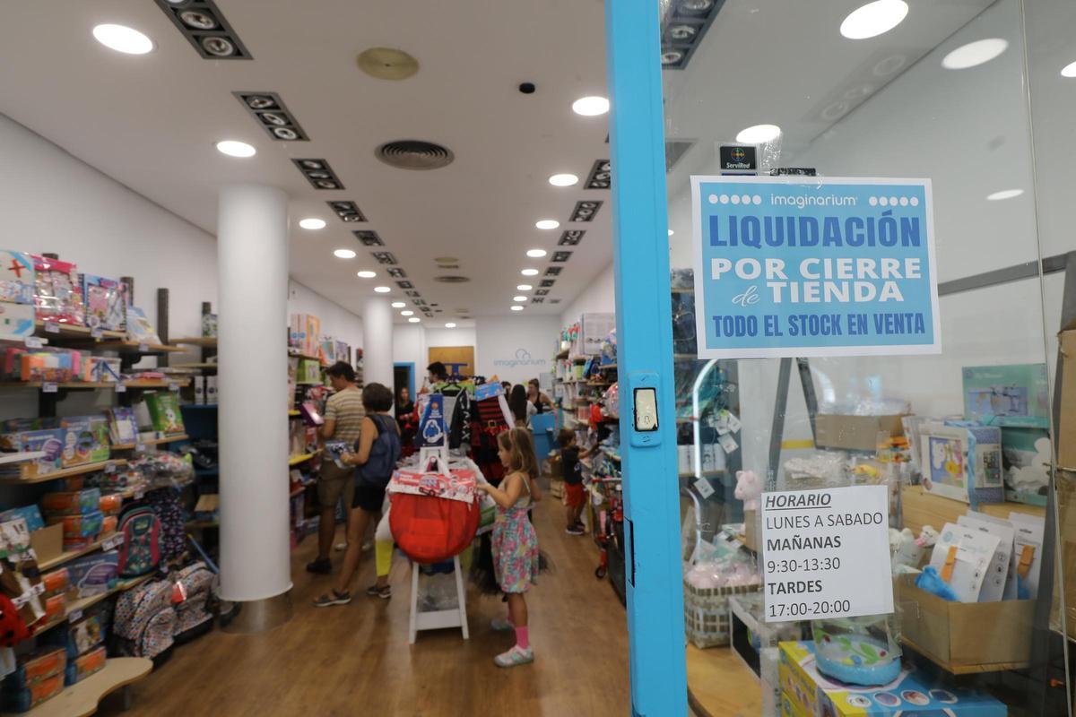 El cartel de liquidación por cierre en la tienda de Imaginarium de Zaragoza.
