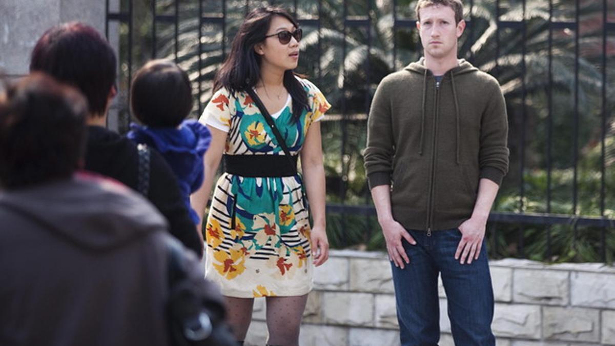 Mark Zuckerberg junto a su novia, Priscilla Chang, en Shanghai, el pasado martes.