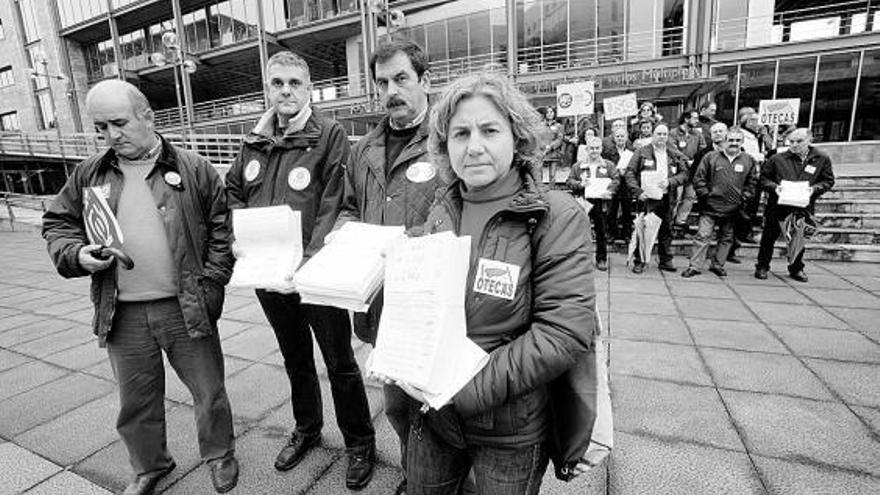 Cuatro de los representantes sindicales de la enseñanza concertada muestran las firmas recogidas.