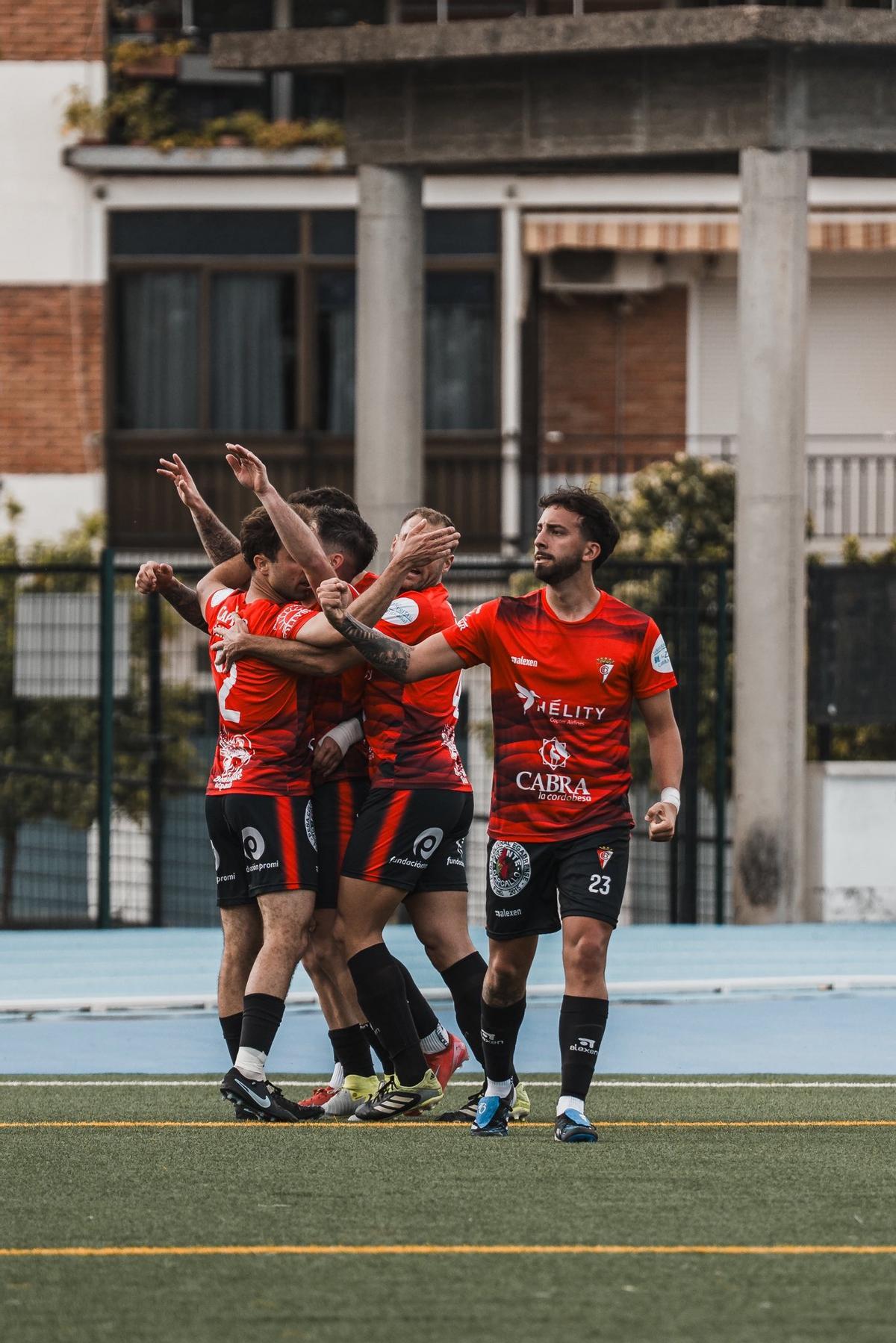Los jugadores del Egabrense celebran uno de sus goles de esta temporada.