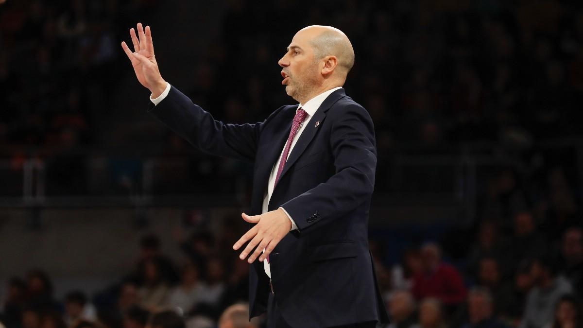 El entrenador de Cazoo Baskonia, Joan Peñarroya, durante un partido de Liga ACB Endesa