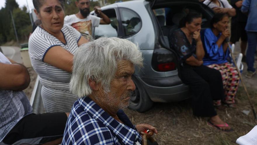 Habla la familia afectada por el incendio en una chabola en Luanco: "Queremos una vivienda; el Ayuntamiento nos ha dejado aquí tirados"