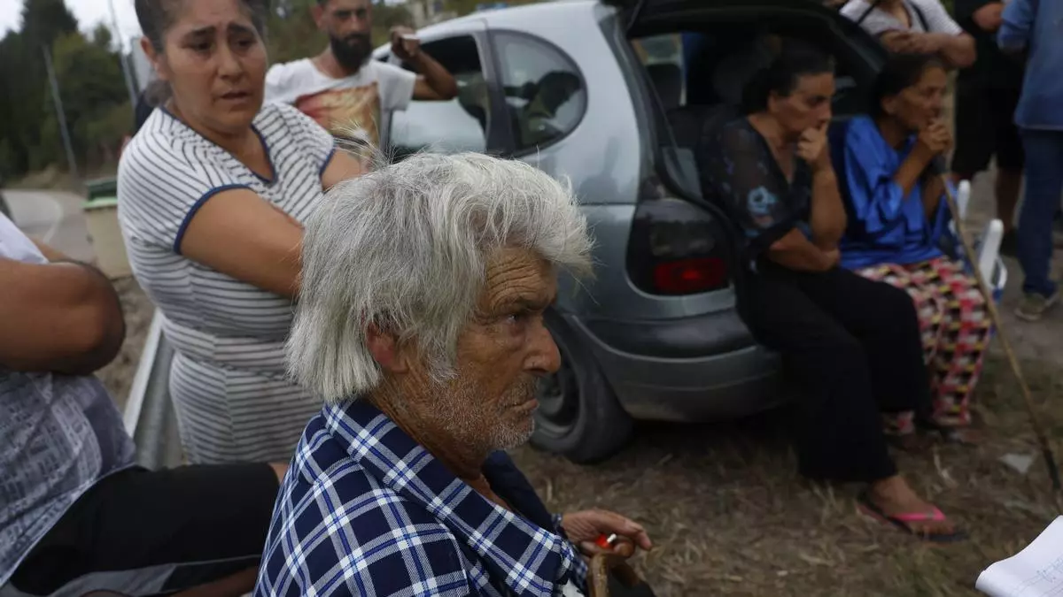 Habla la familia afectada por el incendio en una chabola en Luanco: "Queremos una vivienda; el Ayuntamiento nos ha dejado aquí tirados"