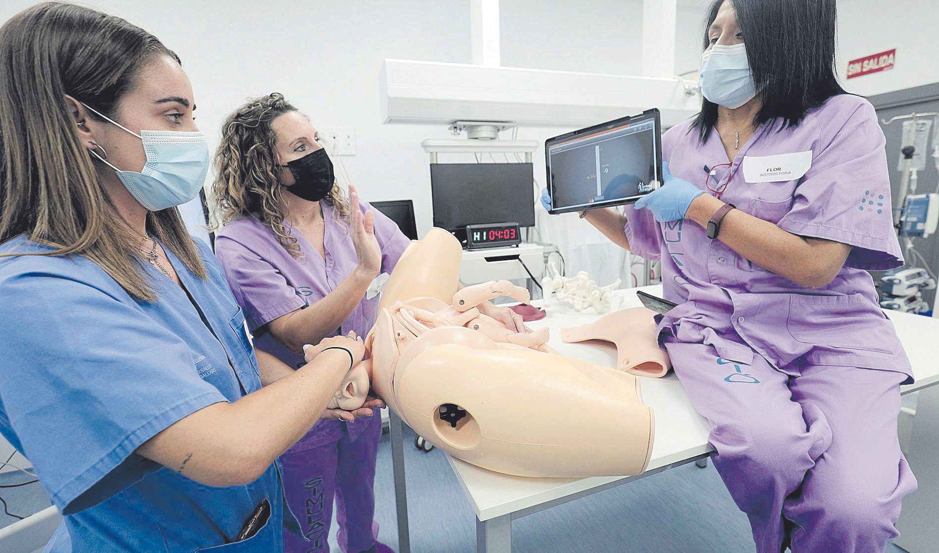 Varias instantáneas del curso de simulación obstétrica que se ha realizado en Son Espases a lo largo de esta semana.