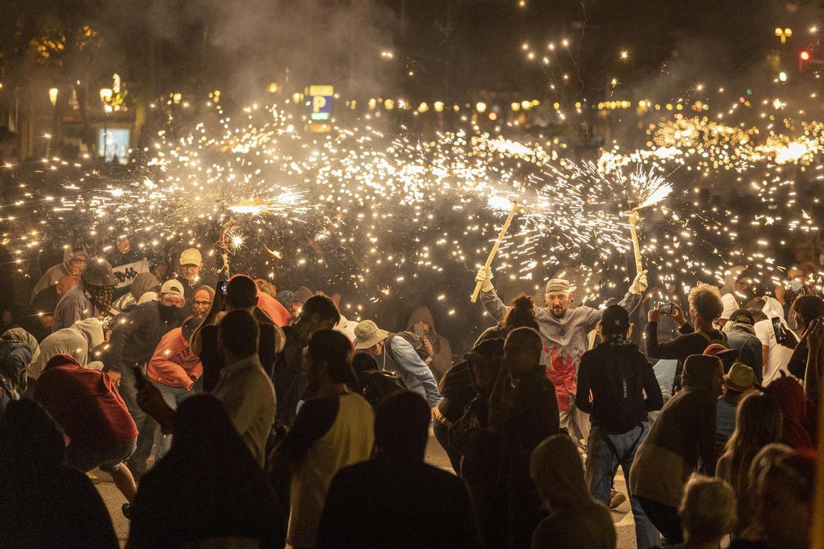 Los diables incendian el Passeig de Gràcia durante el correfoc de la Mercè.