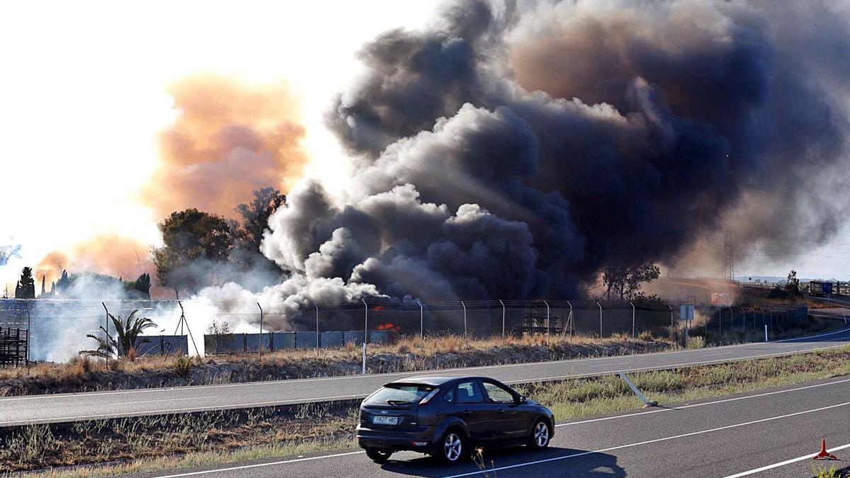 Un incendio afecta al entorno de Ford Almussafes