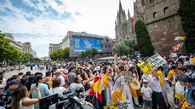 Los jóvenes del Papa toman la plaza de la Catedral para recibirle en Barcelona: “Es como ver a Jesús en la Tierra”