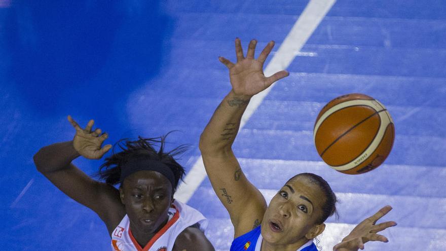 Núria Martínez, Magali Mendy i de Souza (Avenida) esperen un rebot en la final de Copa