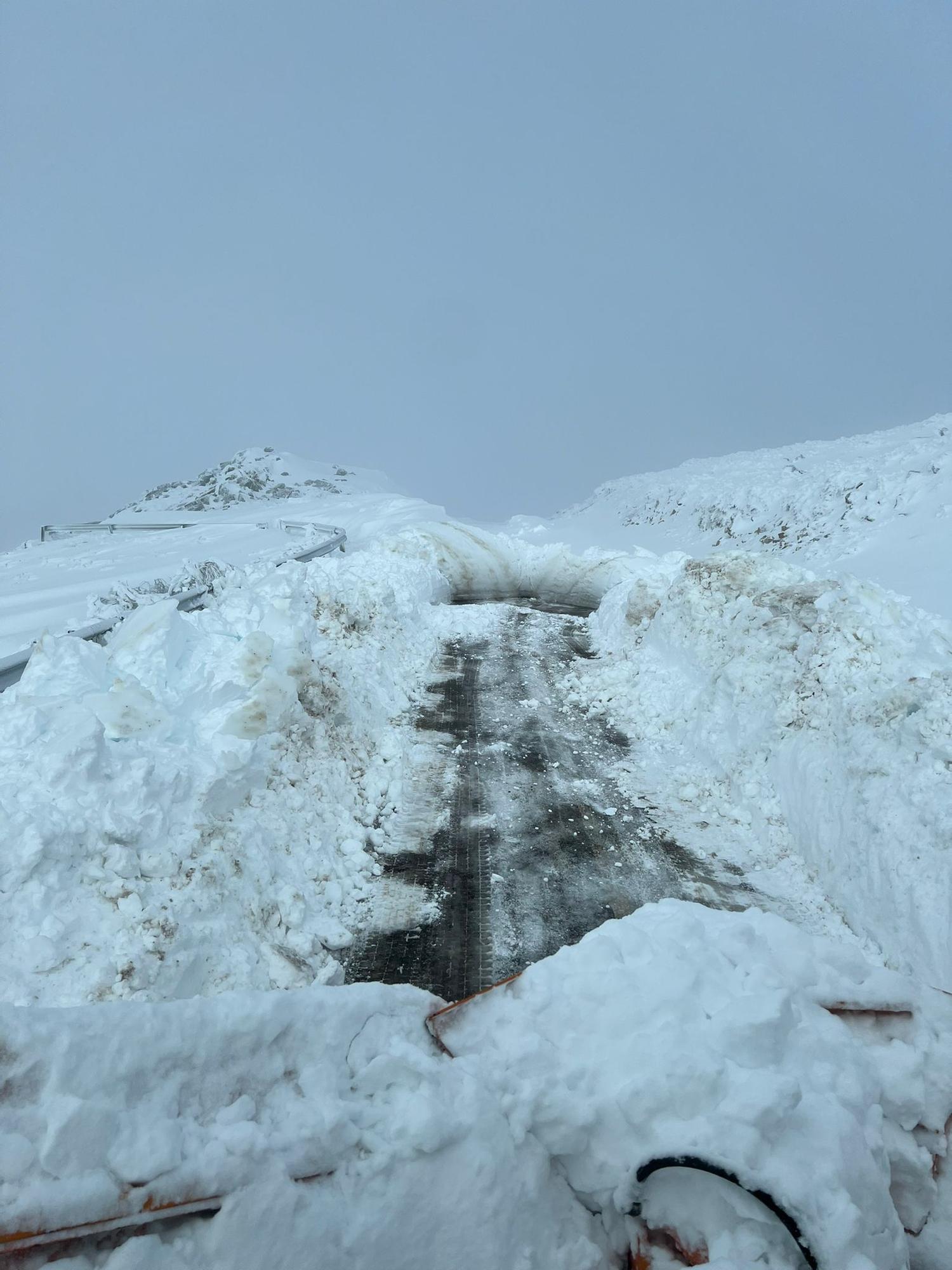 GALERÍA | Cortan la carretera hasta Vizcodillo debido a la nieve acumulada en la calzada