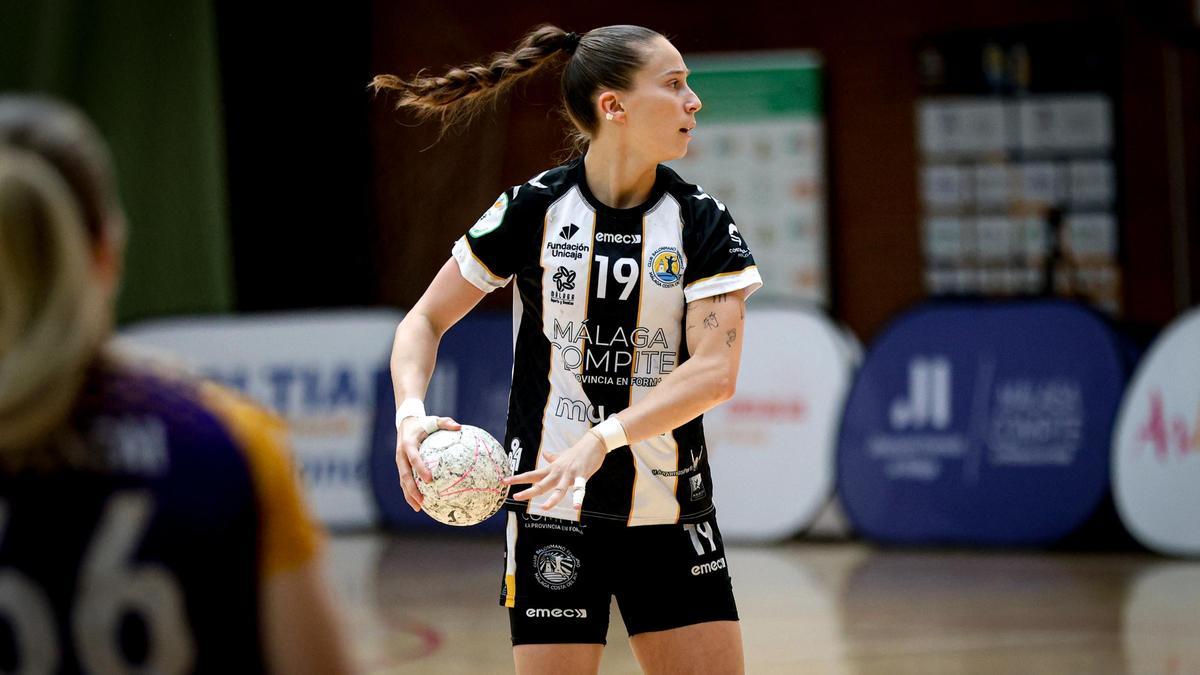 Patricia Lima, con la pelota en sus manos.