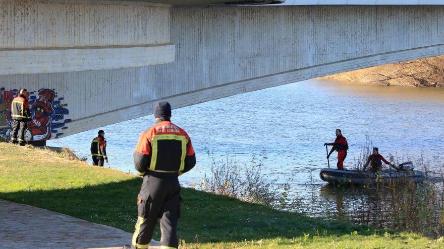 Los Bomberos han reanudado la búsqueda en las inmediaciones del Puente de los Poetas