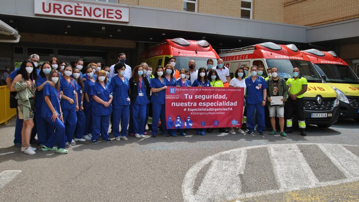 Personal de Urgencias del Hospital General de Castelló se concentró ayer para reclamar la especialidad.