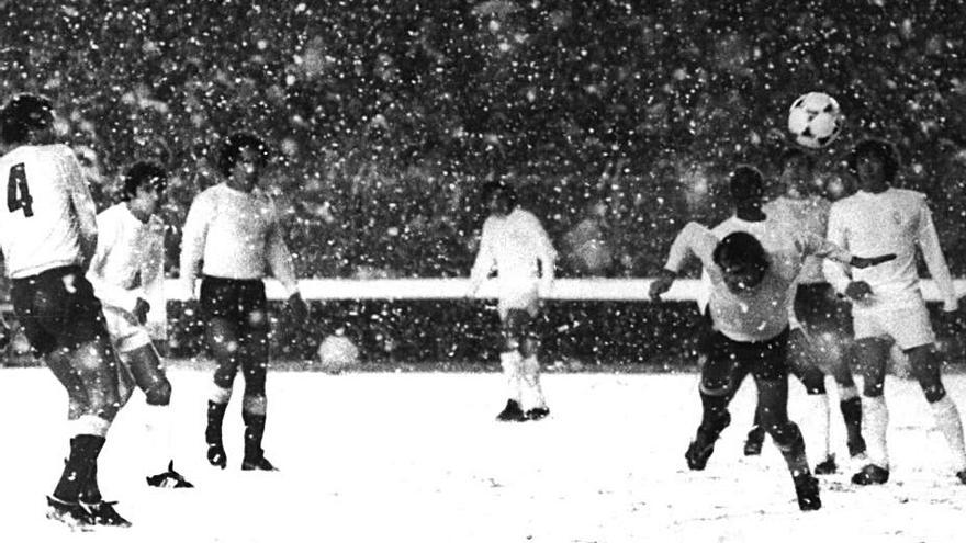 Juani despeja un balón en el enfrentamiento entre Las Palmas y el Real Madrid en el  Bernabéu en la campaña 1979-80, mientras se puede apreciar con nitidez los copos de nieve que caen sobre el césped del estadio madridista