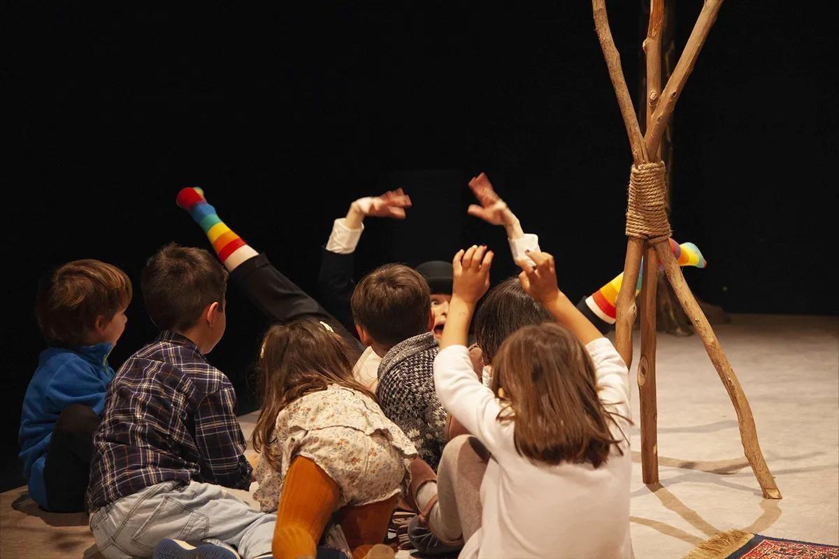 "Tá"  busca despertar la imaginación de los niños y acercarlos al mundo de las artes escénicas a través de la observación, el juego y el descubrimiento.