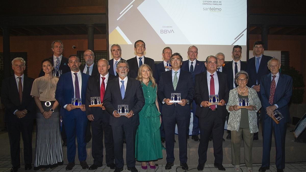 La foto de los galardonados con el Premio Familia-Empresa 2024 de San Telmo Business School.