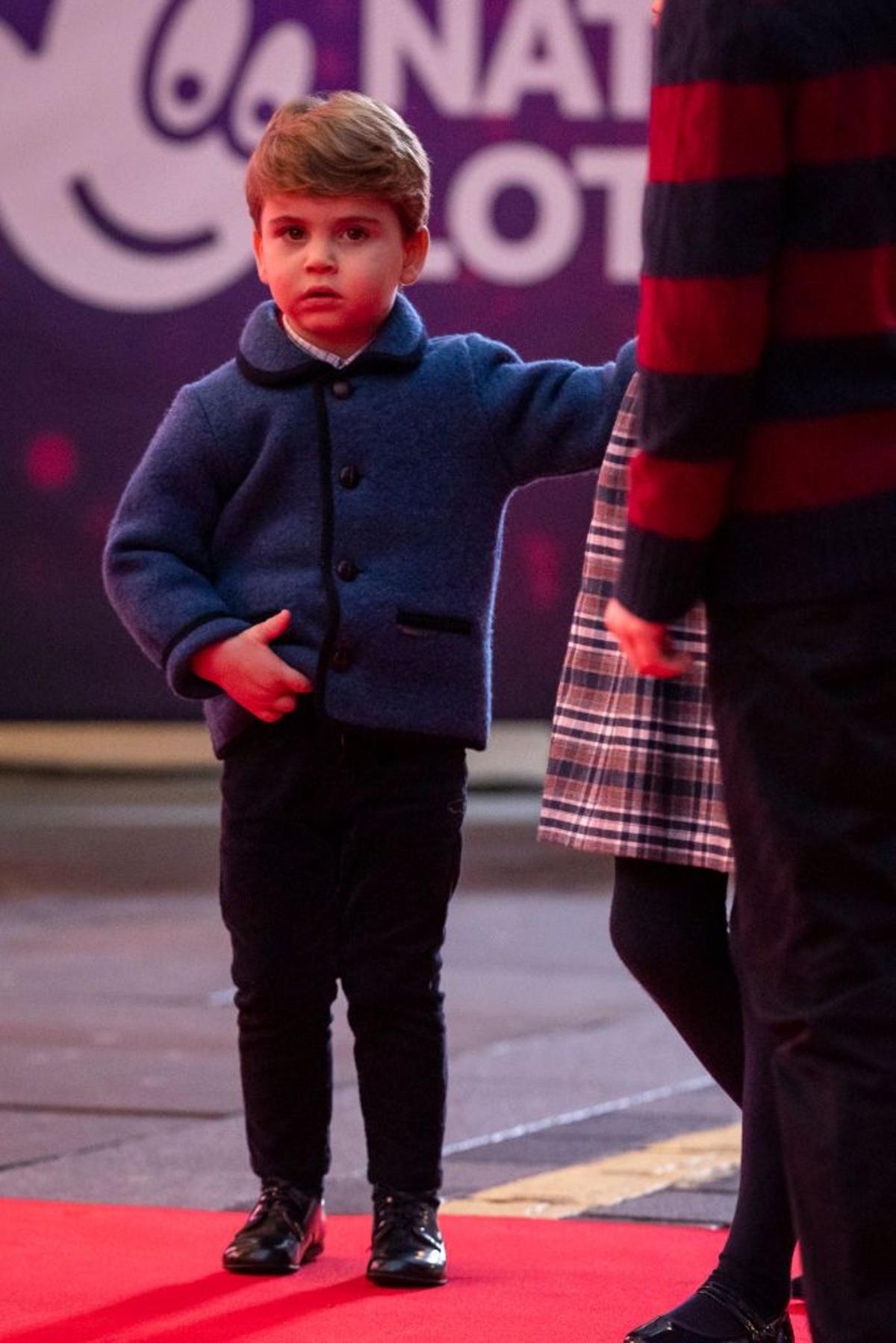 El príncipe Louis con chaqueta azul de Marae Kids