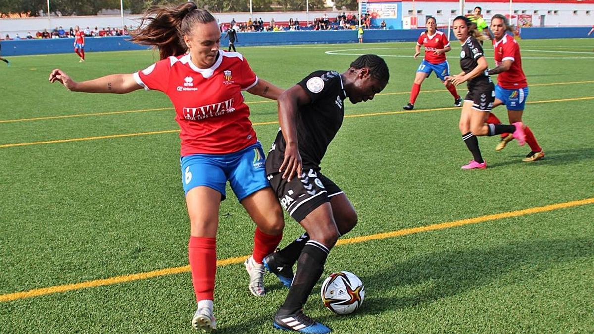 Una futbolista del Zaragoza protege el balón ante una jugadora del Collerense. | B. VICH