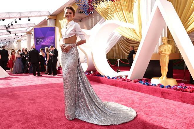 Zendaya luce abdomen y lentejuelas de Valentino en la alfombra roja de los Premios Oscar 2022