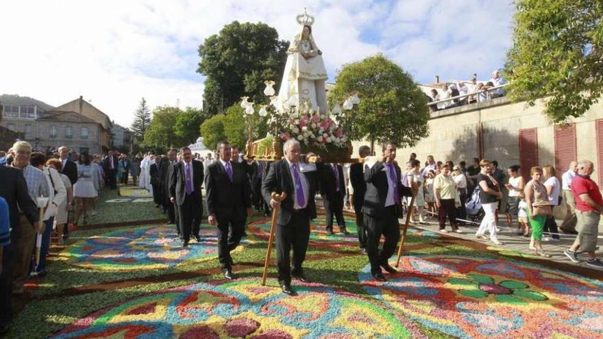 Multitudinaria y colorida procesión de la Virxen do Portal, en Ribadavia.  // J. Regal