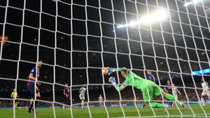 Ter Stegen se estira para desviar el balón durante el partido de ida de las semifinales de Champions entre Barça y Liverpool.