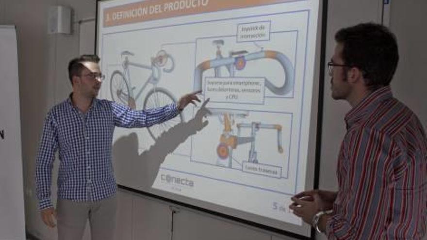 Mariano Alfaro y Miguel Navarro, los creadores de «Conecta bike», un dispositivo para garantizar la seguridad a los ciclistas.