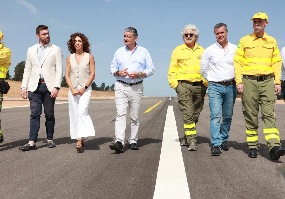 Las autoridades durante su visita al nuevo aeródromo de Villaviciosa.