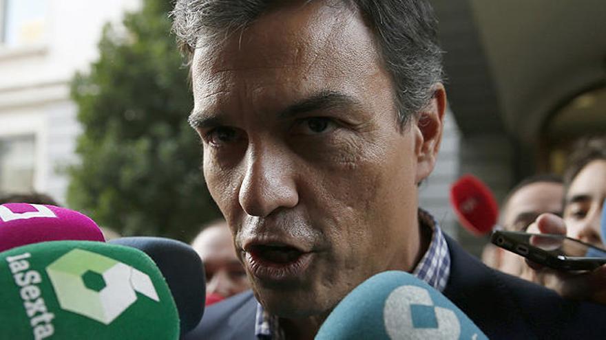 Sánchez a los periodistas a su llegada al Congreso: "Os he echado de menos"