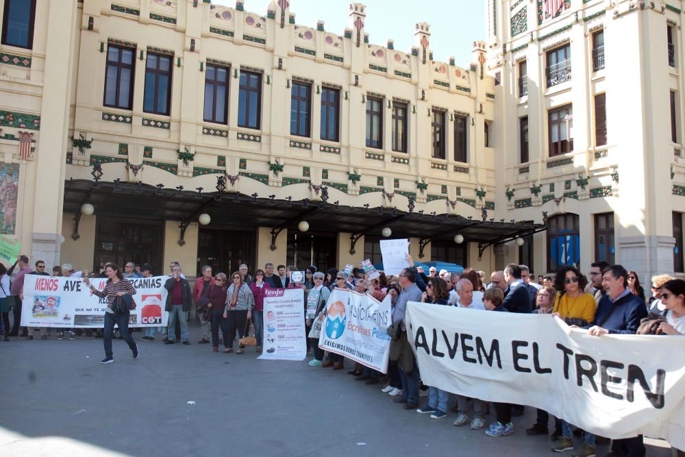 Concentración en València contra el "maltrato continuo" de Renfe