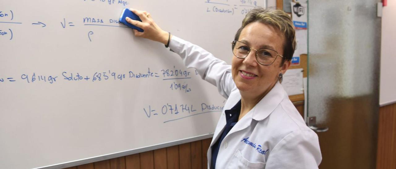 Liliana Fernández, directora de Academia Real, en un aula de su centro de estudios.