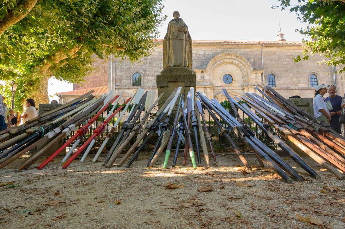 Remos depositados ante a estatua de Rosalía de Castro.