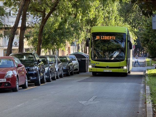Imagen de archivo de un autobús urbano circulando por el centro de Badajoz.