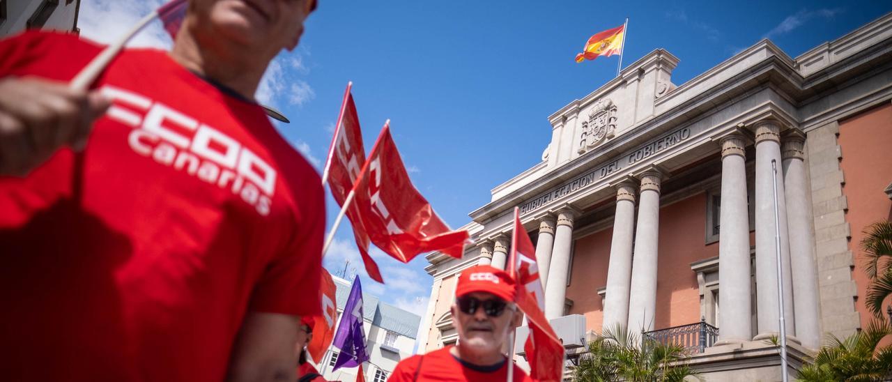 Mejores sueldos, menor jornada y una huelga general: las demandas del millar de manifestantes de este 1 de mayo en Tenerife