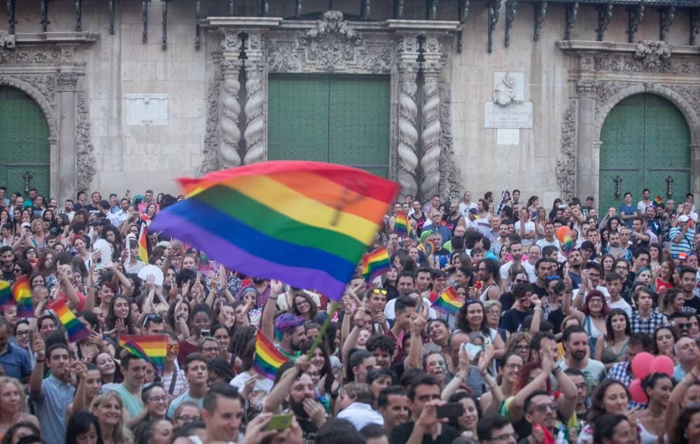 La marcha del Orgullo terminó en la plaza del Ayuntamiento con la lectura del manifiesto.