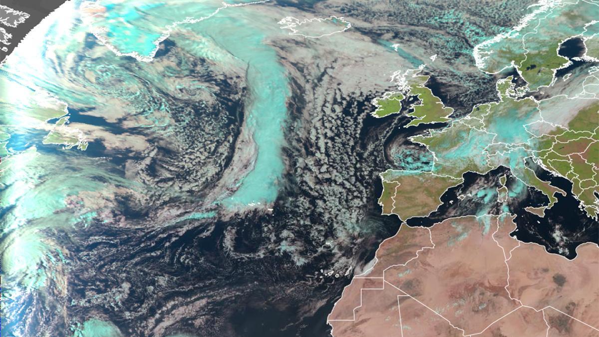 El huracán Gabrielle, esta mañana, situado en la parte inferior izquierda la imagen