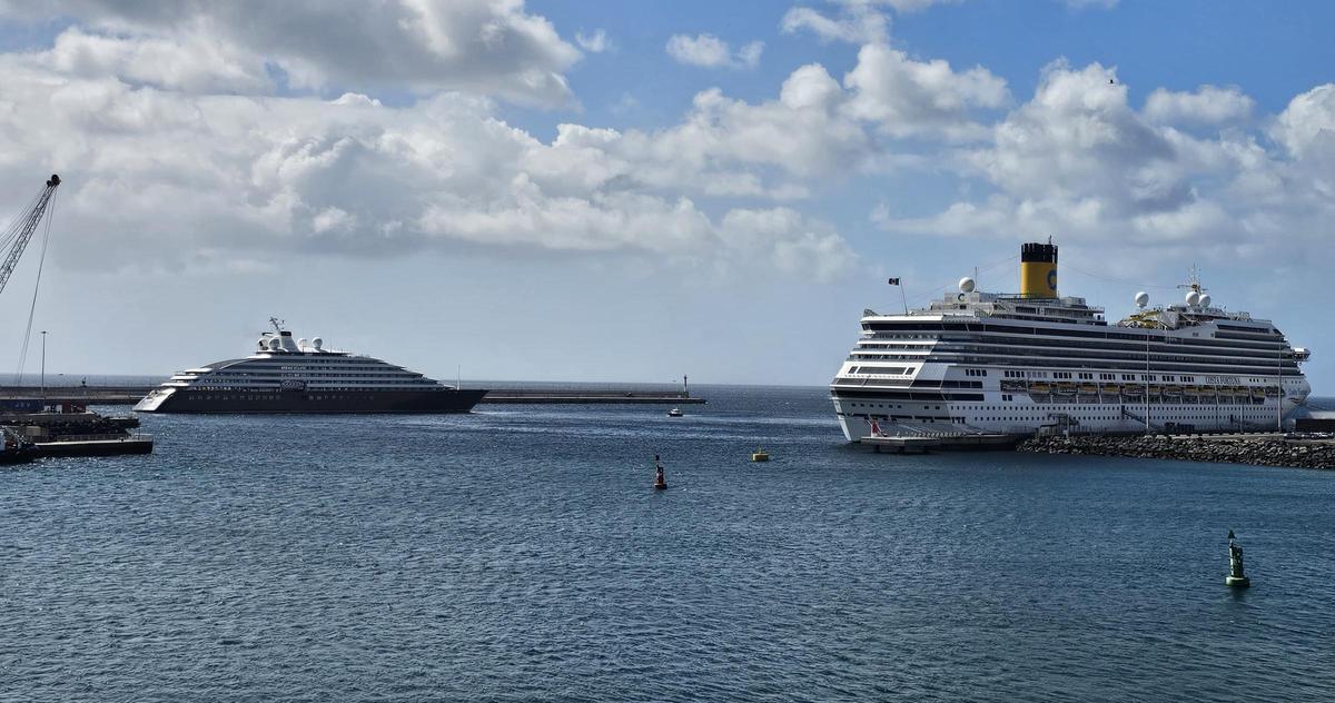 El ultra lujoso crucero 'Scenic Eclipse' (i), entrando en la mañana de este jueves en el Puerto de Arrecife, junto al 'Costa Fortuna', atracado en el muelle de cruceros