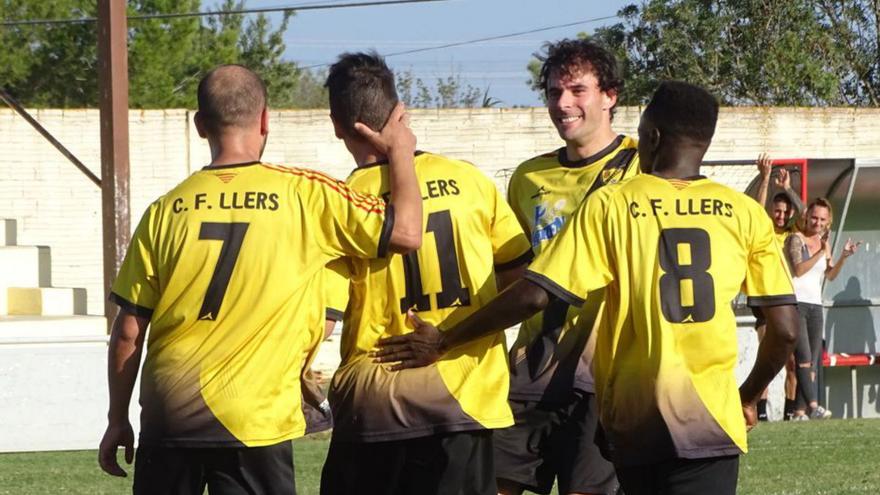 Els jugadors del Llers celebrant un gol aquesta temporada. | LLUÍS RIBERA