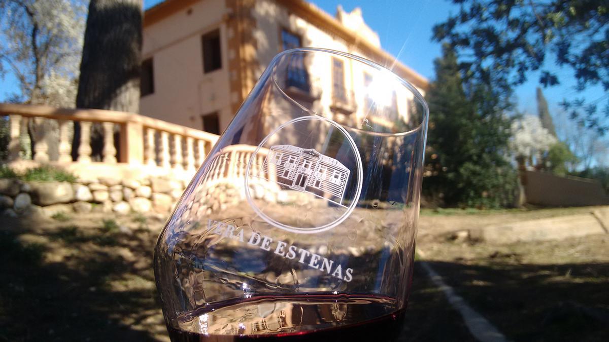 La bodega Vera de Estenas está ubicada en el término municipal de Utiel.