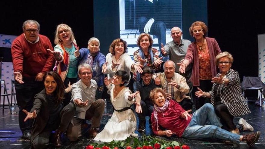 Diez integrantes del centro de mayores disfrutan del teatro con Blanca Marsillach