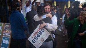 Empleados de la administración situada en la Avenida de la Generalitat celebran que han vendido parte del número 5490 correspondiente al Gordo del Sorteo Extraordinario de la Lotería de Navidad, a 22 de diciembre de 2022, en Barberà del Vallès, Barcelon