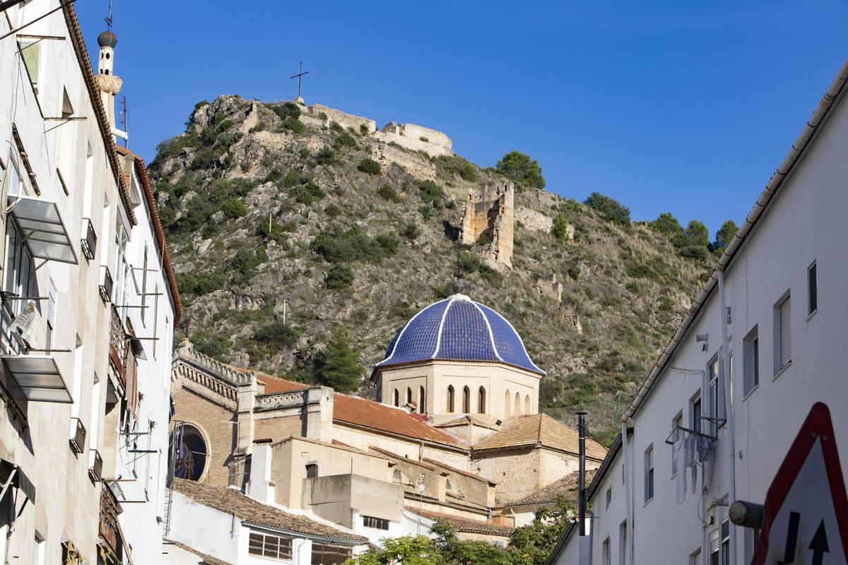 El castillo de Moixent en lo alto de la montaña y abajo la iglesia parroquial.