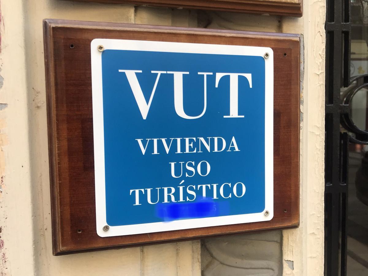 Cartel de una vivienda de uso turístico.