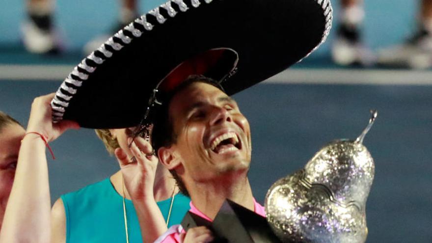 Rafa Nadal celebra su tÃ­tulo en Acapulco.