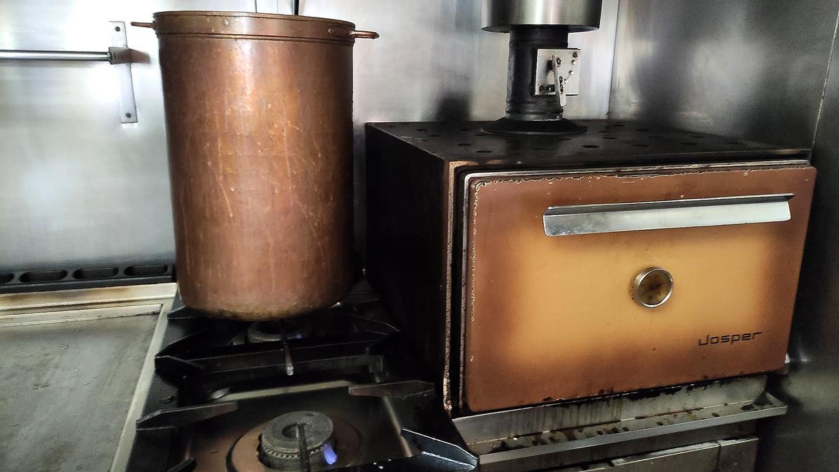 La olla de cobre y el horno de brasas presiden la cocina de A Garrotxa.