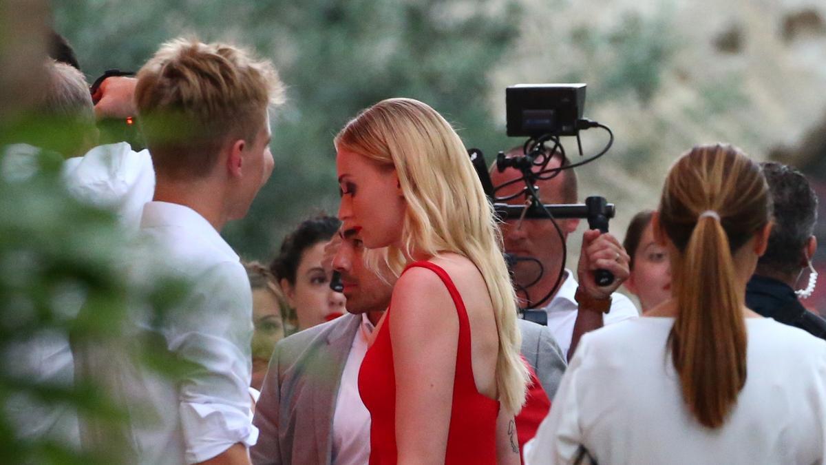 Sophie Turner con vestido rojo en el ensayo general de su boda con Joe Jonas