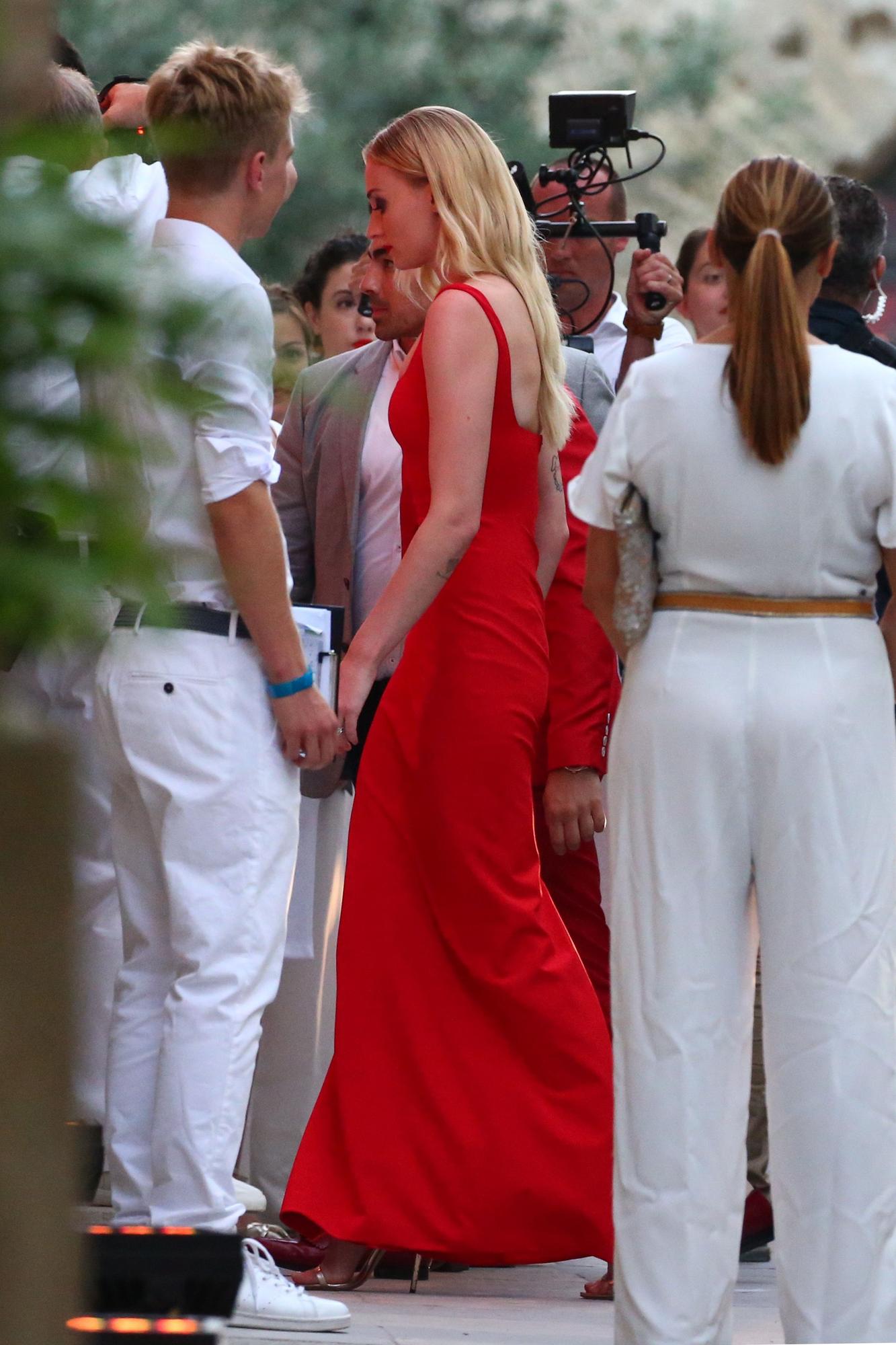 Sophie Turner con vestido rojo en el ensayo general de su boda con Joe Jonas