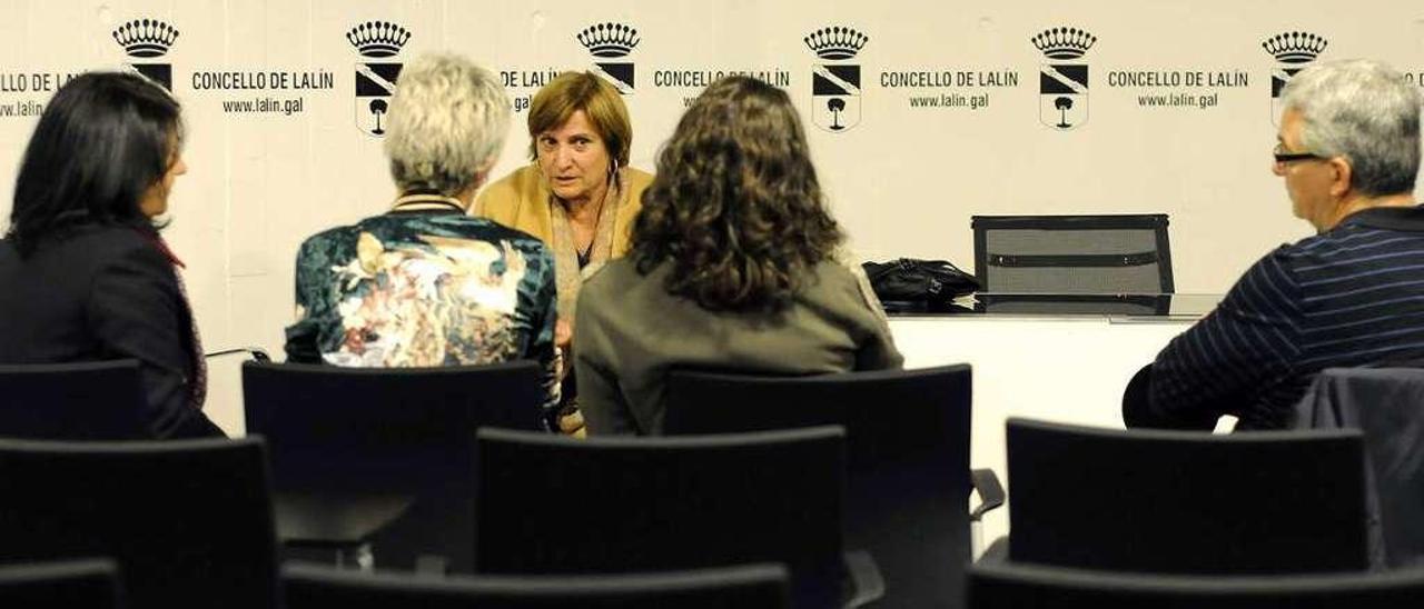 Celia Alonso se reunió ayer en el Concello con representantes de la Anpa.  // Bernabé/Javier Lalín