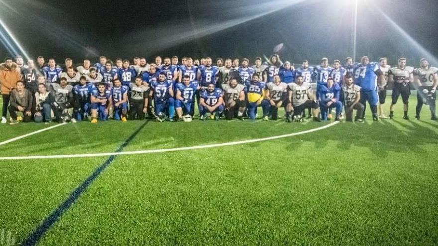 Coruña Towers y Santiago Black Ravens posan a la conclusión del partido. A la derecha, el trofeo en juego.