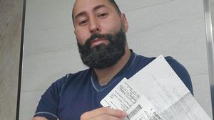 Marco Seve Marrón, con la reclamación interpuesta a la aerolínea que extravió su equipaje.