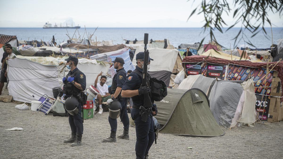 Varios agentes de Policía Nacional controlan la playa del Trampolín.